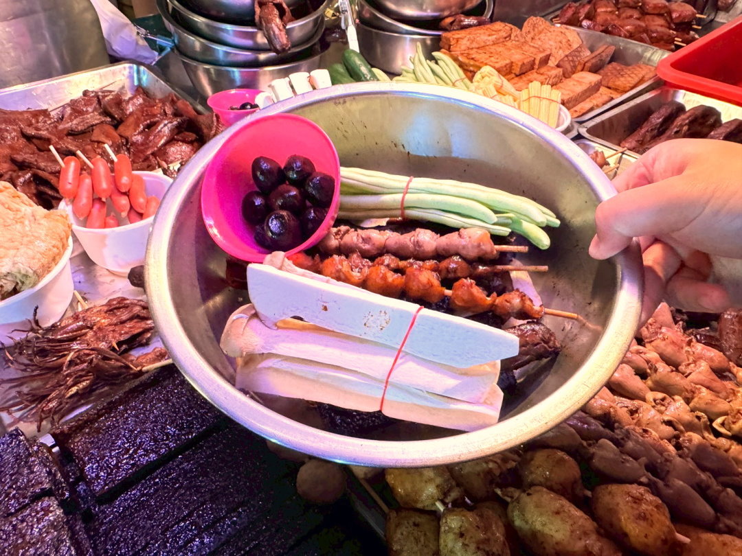 鼎揚東山鴨頭｜彰化精誠夜市美食推薦，排隊人氣東山鴨頭鹹甜超入味，在地宵夜必吃 @猴屁的異想世界