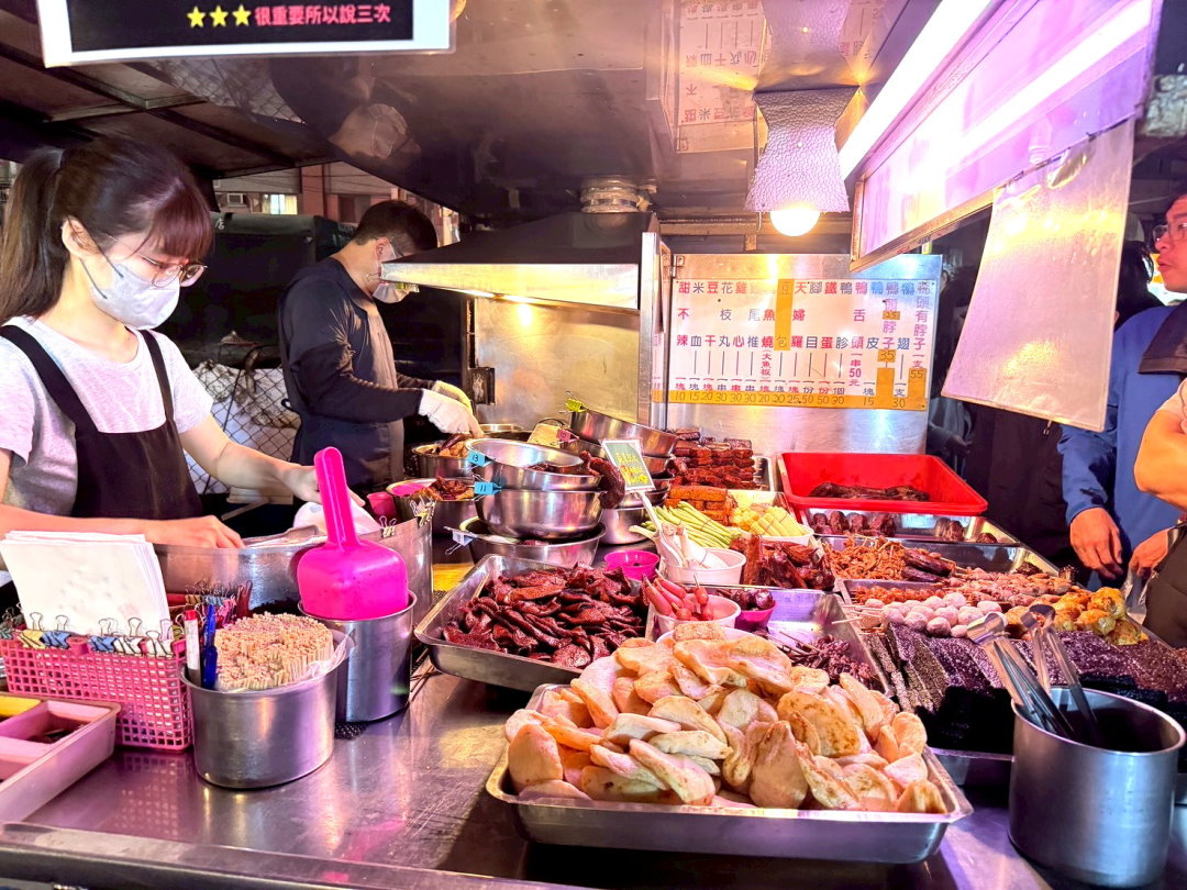 鼎揚東山鴨頭｜彰化精誠夜市美食推薦，排隊人氣東山鴨頭鹹甜超入味，在地宵夜必吃 @猴屁的異想世界