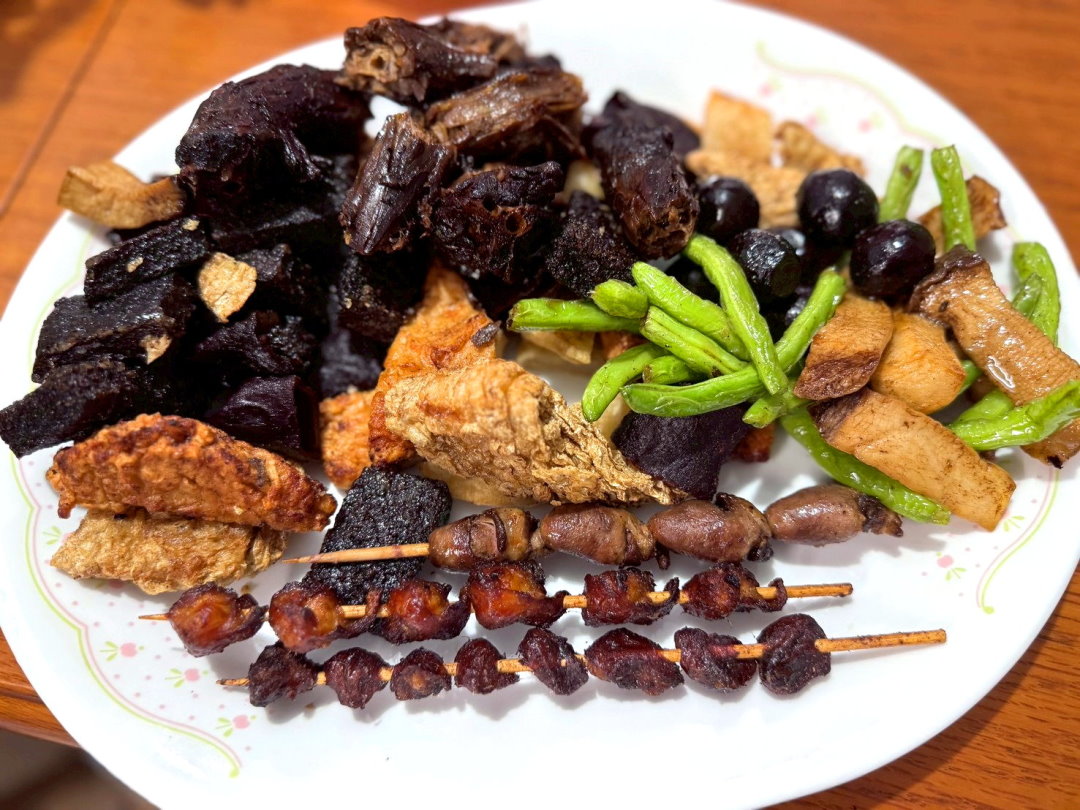鼎揚東山鴨頭｜彰化精誠夜市美食推薦，排隊人氣東山鴨頭鹹甜超入味，在地宵夜必吃 @猴屁的異想世界