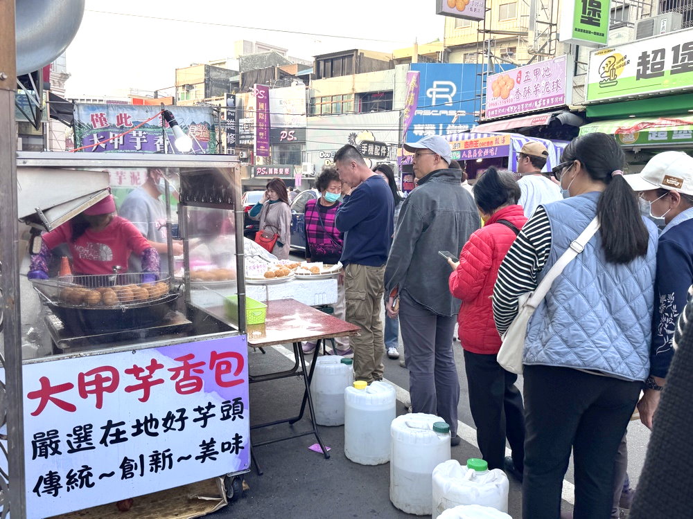 【大甲芋香包】台中大甲美食推薦，蔣公路人氣小吃，爆漿起司芋泥包必吃 @猴屁的異想世界