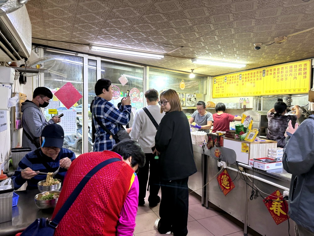 【三五元小吃店】台中沙鹿美食推薦，在地人氣小吃必點排骨酥麵、滷肉飯與厚切炸雞排 @猴屁的異想世界