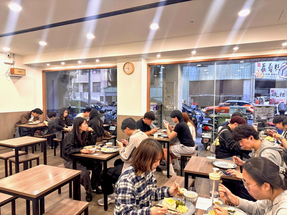 【老陳海南雞飯逢甲店】台中逢甲美食推薦,鮮嫩海南雞+打拋豬必點,內用雞高湯無限續 @猴屁的異想世界 【老陳海南雞飯逢甲店】台中逢甲美食推薦,鮮嫩海南雞+打拋豬必點,內用雞高湯無限續 @猴屁的異想世界