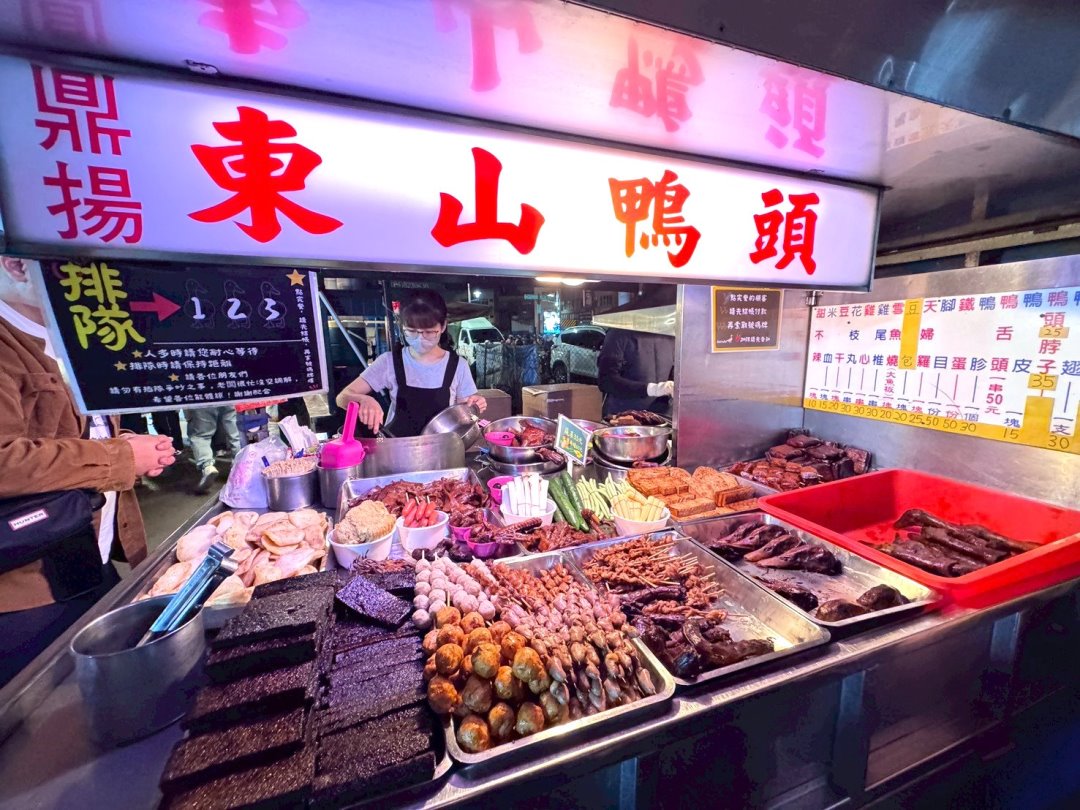鼎揚東山鴨頭｜彰化精誠夜市美食推薦，排隊人氣東山鴨頭鹹甜超入味，在地宵夜必吃 @猴屁的異想世界