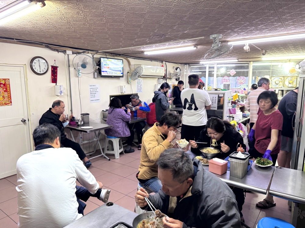 【三五元小吃店】台中沙鹿美食推薦，在地人氣小吃必點排骨酥麵、滷肉飯與厚切炸雞排 @猴屁的異想世界