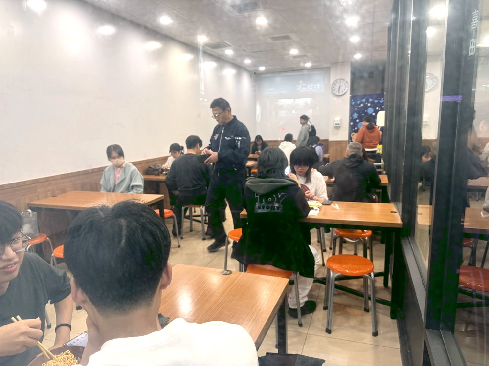 【廟口意麵河南店】台中30年老字號,必吃鴨香飯、鴨香意麵,一定要加辣,台中逢甲美食推薦 @猴屁的異想世界 【廟口意麵河南店】台中30年老字號,必吃鴨香飯、鴨香意麵,一定要加辣,台中逢甲美食推薦 @猴屁的異想世界