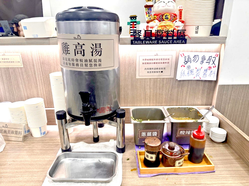 【老陳海南雞飯逢甲店】台中逢甲美食推薦,鮮嫩海南雞+打拋豬必點,內用雞高湯無限續 @猴屁的異想世界 【老陳海南雞飯逢甲店】台中逢甲美食推薦,鮮嫩海南雞+打拋豬必點,內用雞高湯無限續 @猴屁的異想世界