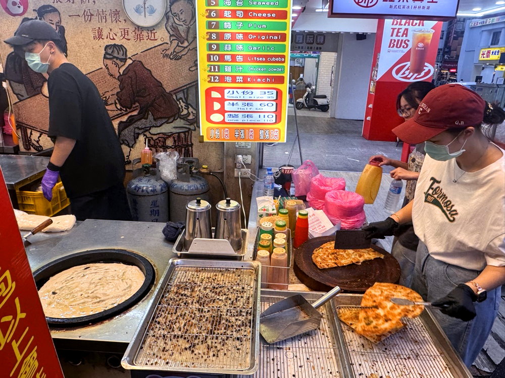 【逢甲丹丹香蔥油餅】逢甲夜市美食推薦,12種口味酥脆多汁,大份60元高CP值排隊小吃 @猴屁的異想世界 【逢甲丹丹香蔥油餅】逢甲夜市美食推薦,12種口味酥脆多汁,大份60元高CP值排隊小吃 @猴屁的異想世界