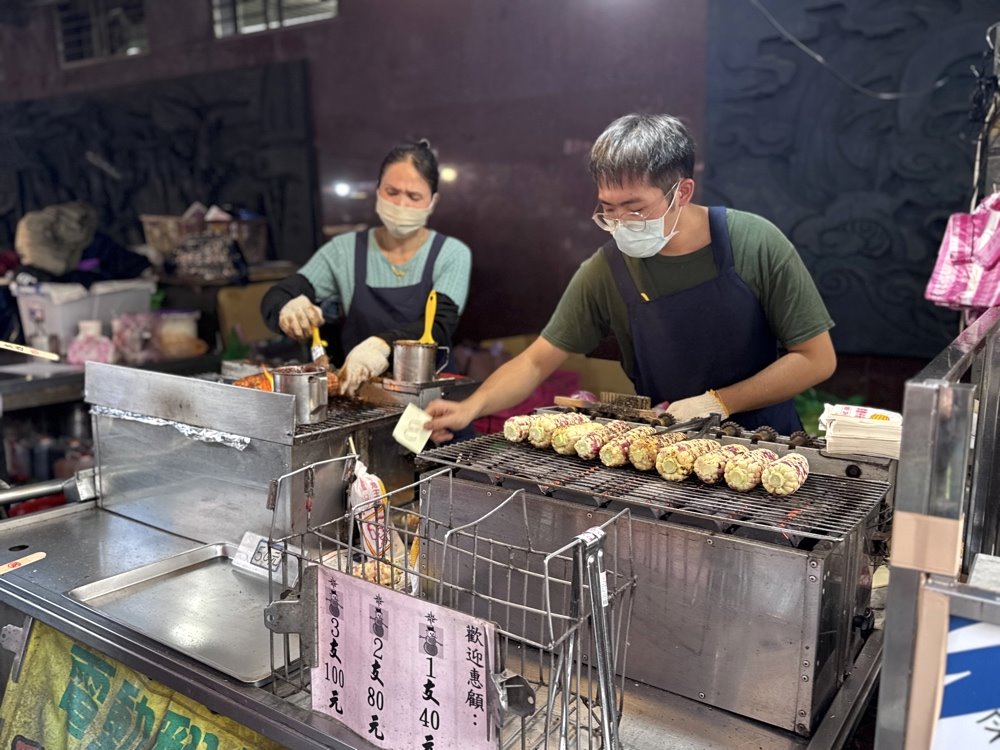 【玉米雄烤玉米】大甲鎮瀾宮美食推薦，三支100元超便宜，地圖找不到的隱藏版烤玉米 @猴屁的異想世界