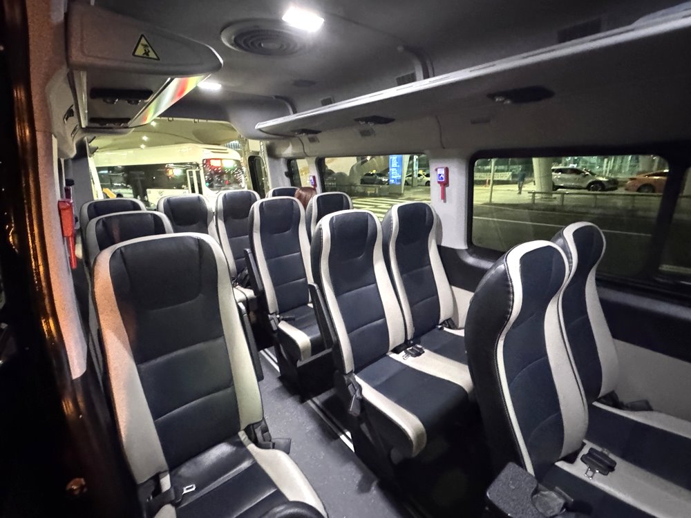 【首爾自由行】仁川機場接送推薦!多人旅遊必訂豪華13人座保姆車,直達明洞飯店超省力! @猴屁的異想世界 【首爾自由行】仁川機場接送推薦!多人旅遊必訂豪華13人座保姆車,直達明洞飯店超省力! @猴屁的異想世界