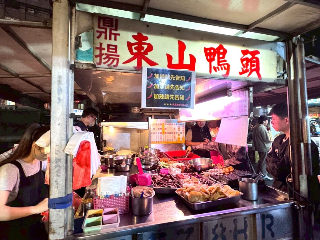 鼎揚東山鴨頭｜彰化精誠夜市美食推薦，排隊人氣東山鴨頭鹹甜超入味，在地宵夜必吃 @猴屁的異想世界