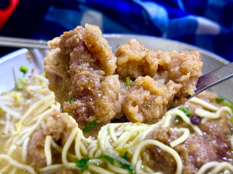 【三五元小吃店】台中沙鹿美食推薦，在地人氣小吃必點排骨酥麵、滷肉飯與厚切炸雞排 @猴屁的異想世界