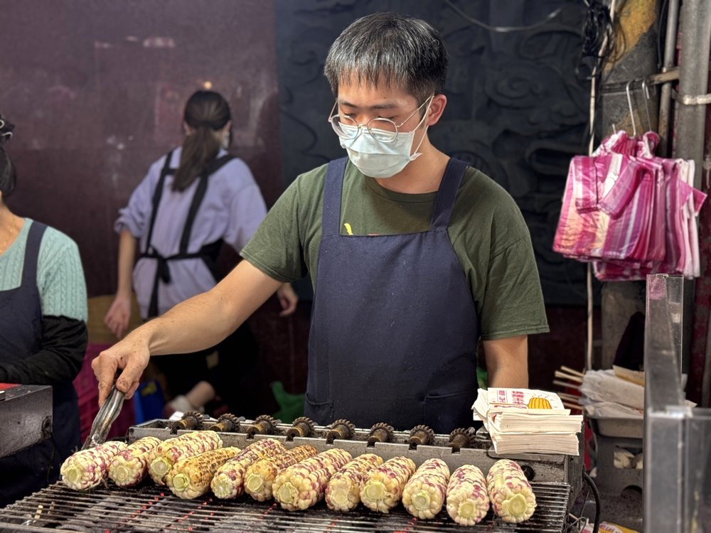 【玉米雄烤玉米】大甲鎮瀾宮美食推薦，三支100元超便宜，地圖找不到的隱藏版烤玉米 @猴屁的異想世界