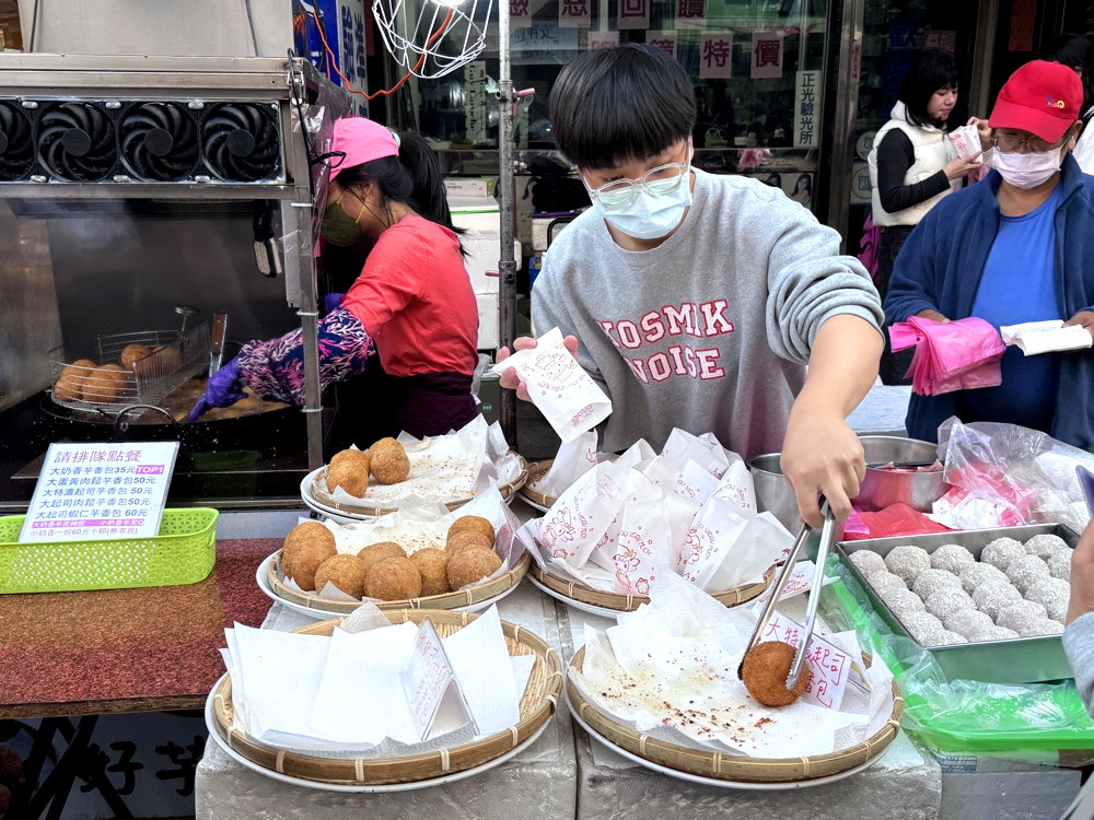 【大甲芋香包】台中大甲美食推薦，蔣公路人氣小吃，爆漿起司芋泥包必吃 @猴屁的異想世界