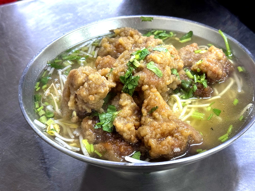 【三五元小吃店】台中沙鹿美食推薦，在地人氣小吃必點排骨酥麵、滷肉飯與厚切炸雞排 @猴屁的異想世界