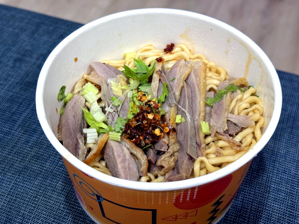【廟口意麵河南店】台中30年老字號,必吃鴨香飯、鴨香意麵,一定要加辣,台中逢甲美食推薦 @猴屁的異想世界 【廟口意麵河南店】台中30年老字號,必吃鴨香飯、鴨香意麵,一定要加辣,台中逢甲美食推薦 @猴屁的異想世界