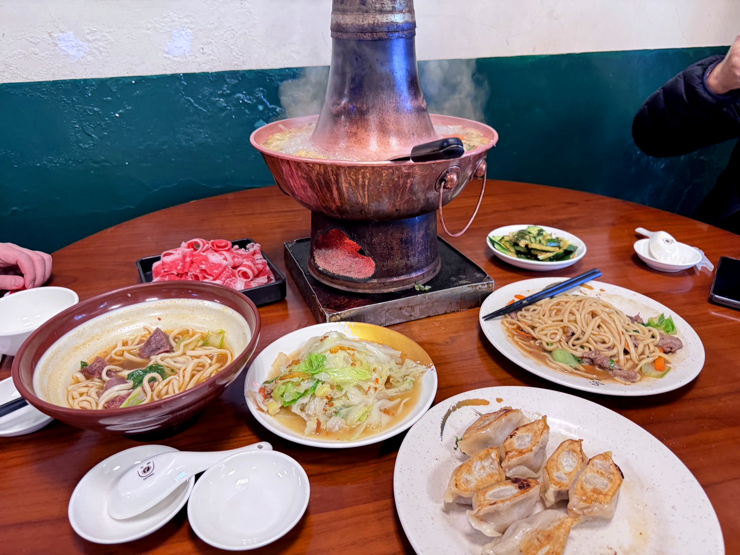 【清真館】台中老字號清真料理,必吃炭火酸白菜牛肉火鍋、牛肉麵與牛肉鍋貼 @猴屁的異想世界 【清真館】台中老字號清真料理,必吃炭火酸白菜牛肉火鍋、牛肉麵與牛肉鍋貼 @猴屁的異想世界