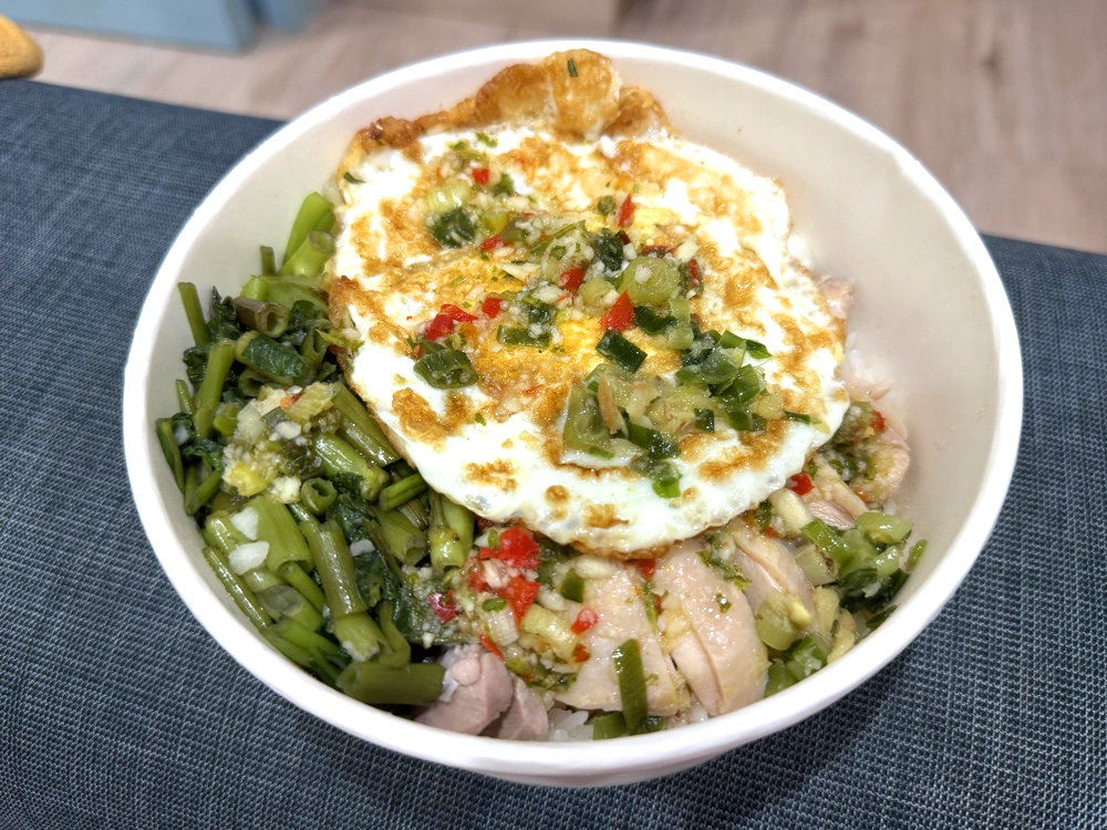 【老陳海南雞飯逢甲店】台中逢甲美食推薦,鮮嫩海南雞+打拋豬必點,內用雞高湯無限續 @猴屁的異想世界 【老陳海南雞飯逢甲店】台中逢甲美食推薦,鮮嫩海南雞+打拋豬必點,內用雞高湯無限續 @猴屁的異想世界