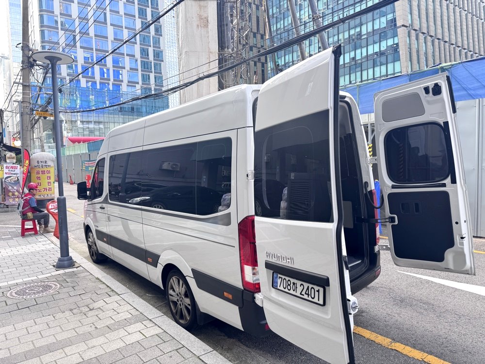 【首爾自由行】仁川機場接送推薦!多人旅遊必訂豪華13人座保姆車,直達明洞飯店超省力! @猴屁的異想世界 【首爾自由行】仁川機場接送推薦!多人旅遊必訂豪華13人座保姆車,直達明洞飯店超省力! @猴屁的異想世界