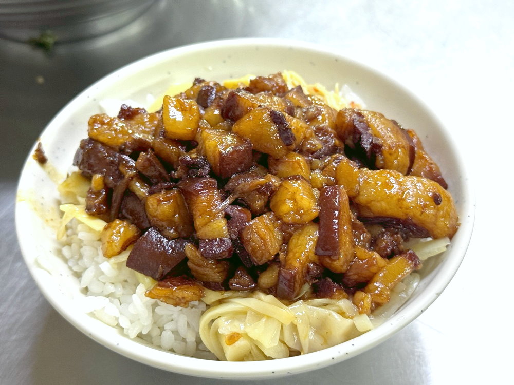 【三五元小吃店】台中沙鹿美食推薦，在地人氣小吃必點排骨酥麵、滷肉飯與厚切炸雞排 @猴屁的異想世界