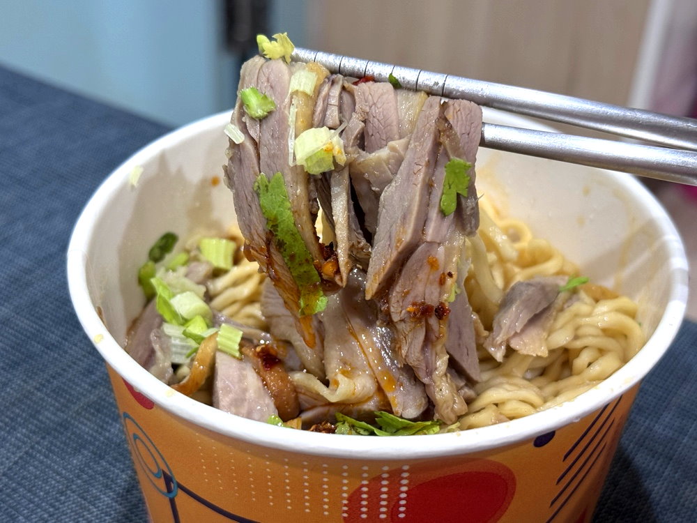【廟口意麵河南店】台中30年老字號,必吃鴨香飯、鴨香意麵,一定要加辣,台中逢甲美食推薦 @猴屁的異想世界 【廟口意麵河南店】台中30年老字號,必吃鴨香飯、鴨香意麵,一定要加辣,台中逢甲美食推薦 @猴屁的異想世界