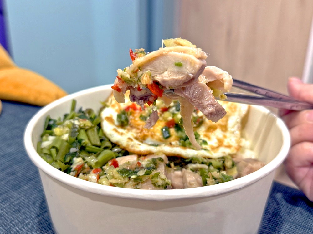 【老陳海南雞飯逢甲店】台中逢甲美食推薦,鮮嫩海南雞+打拋豬必點,內用雞高湯無限續 @猴屁的異想世界 【老陳海南雞飯逢甲店】台中逢甲美食推薦,鮮嫩海南雞+打拋豬必點,內用雞高湯無限續 @猴屁的異想世界
