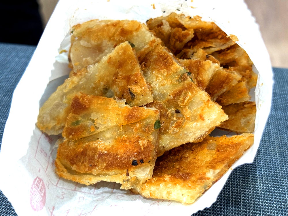 【逢甲丹丹香蔥油餅】逢甲夜市美食推薦,12種口味酥脆多汁,大份60元高CP值排隊小吃 @猴屁的異想世界 【逢甲丹丹香蔥油餅】逢甲夜市美食推薦,12種口味酥脆多汁,大份60元高CP值排隊小吃 @猴屁的異想世界
