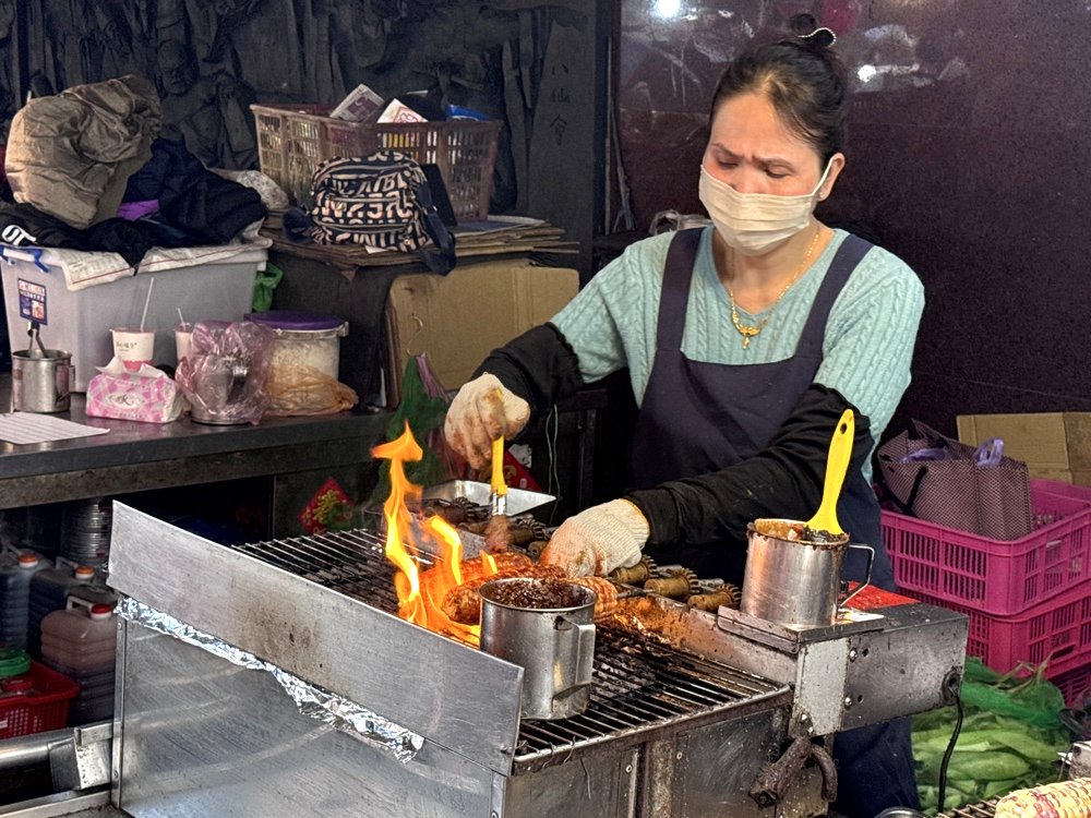 【玉米雄烤玉米】大甲鎮瀾宮美食推薦，三支100元超便宜，地圖找不到的隱藏版烤玉米 @猴屁的異想世界