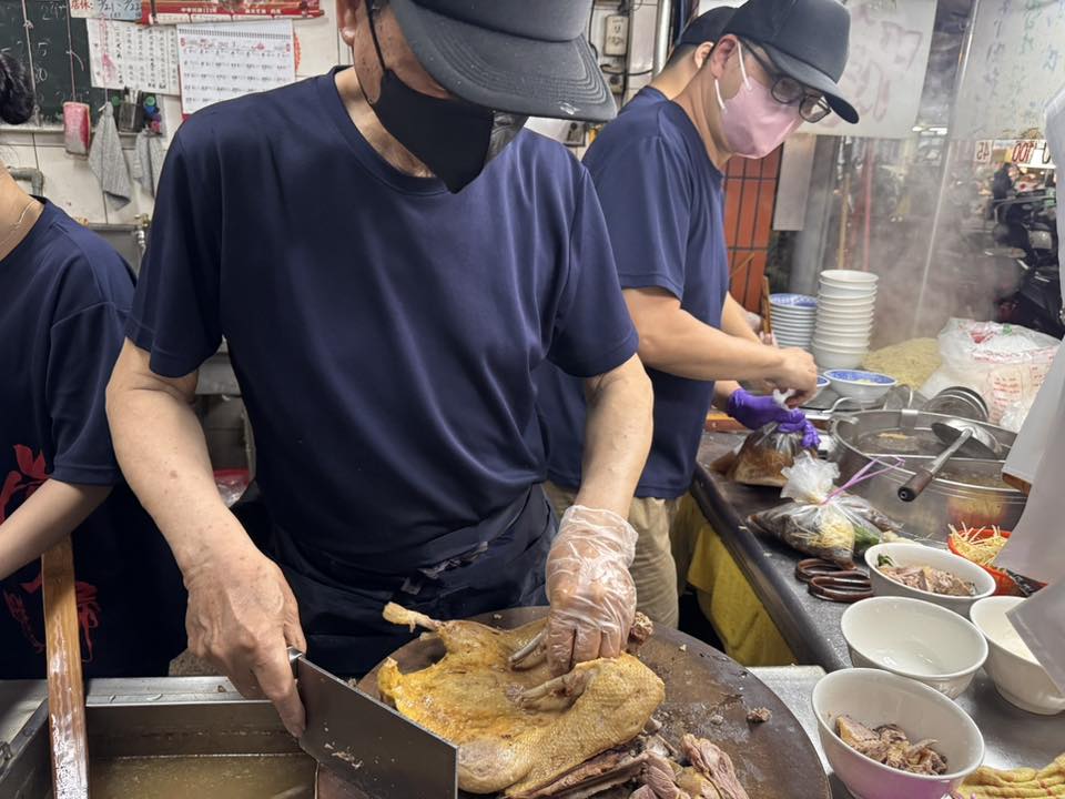 當歸鴨麵線|逢甲夜市美食推薦,在地人激推隱藏版當歸鴨,鴨腿切盤140元超大份,排隊人氣宵夜營業到凌晨1點 @猴屁的異想世界 當歸鴨麵線|逢甲夜市美食推薦,在地人激推隱藏版當歸鴨,鴨腿切盤140元超大份,排隊人氣宵夜營業到凌晨1點 @猴屁的異想世界