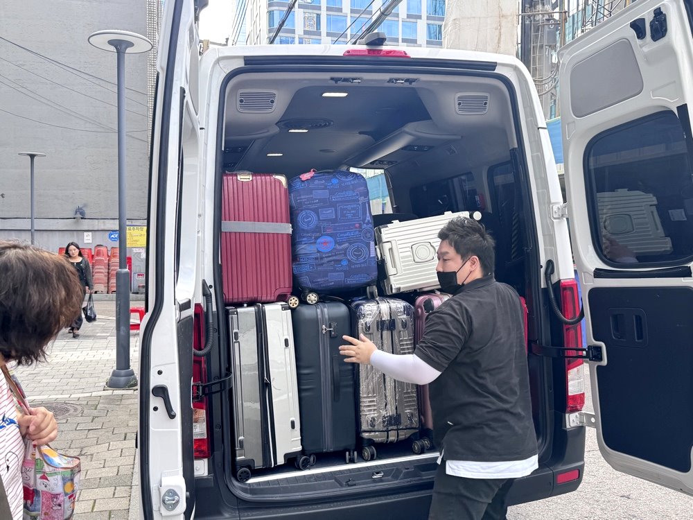 【首爾自由行】仁川機場接送推薦!多人旅遊必訂豪華13人座保姆車,直達明洞飯店超省力! @猴屁的異想世界 【首爾自由行】仁川機場接送推薦!多人旅遊必訂豪華13人座保姆車,直達明洞飯店超省力! @猴屁的異想世界
