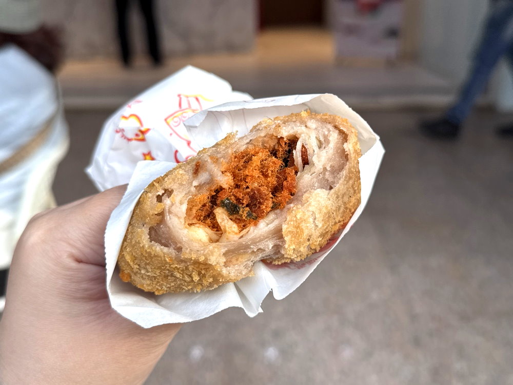 【大甲芋香包】台中大甲美食推薦，蔣公路人氣小吃，爆漿起司芋泥包必吃 @猴屁的異想世界