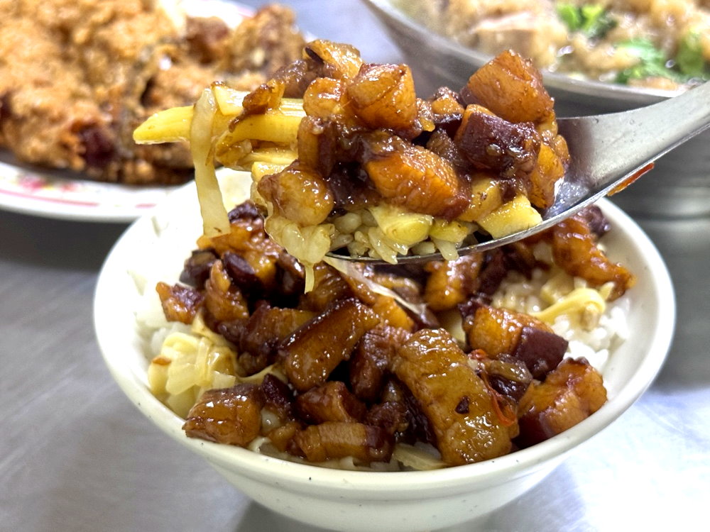 【三五元小吃店】台中沙鹿美食推薦，在地人氣小吃必點排骨酥麵、滷肉飯與厚切炸雞排 @猴屁的異想世界
