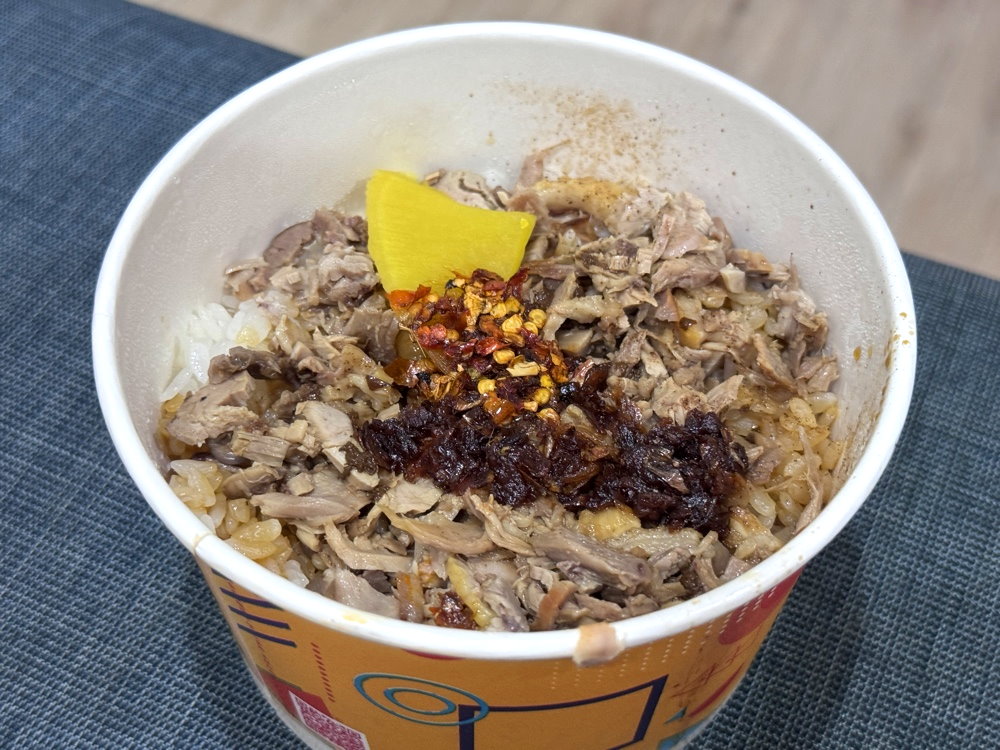 【廟口意麵河南店】台中30年老字號,必吃鴨香飯、鴨香意麵,一定要加辣,台中逢甲美食推薦 @猴屁的異想世界 【廟口意麵河南店】台中30年老字號,必吃鴨香飯、鴨香意麵,一定要加辣,台中逢甲美食推薦 @猴屁的異想世界