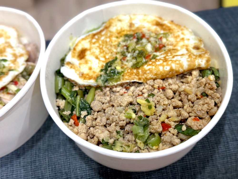 【老陳海南雞飯逢甲店】台中逢甲美食推薦,鮮嫩海南雞+打拋豬必點,內用雞高湯無限續 @猴屁的異想世界 【老陳海南雞飯逢甲店】台中逢甲美食推薦,鮮嫩海南雞+打拋豬必點,內用雞高湯無限續 @猴屁的異想世界