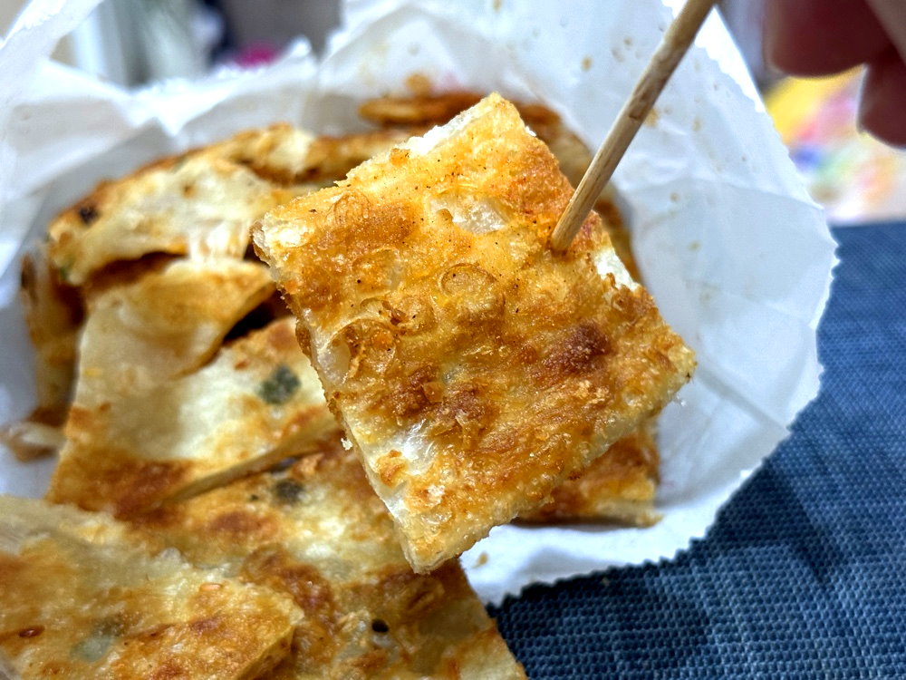 【逢甲丹丹香蔥油餅】逢甲夜市美食推薦,12種口味酥脆多汁,大份60元高CP值排隊小吃 @猴屁的異想世界 【逢甲丹丹香蔥油餅】逢甲夜市美食推薦,12種口味酥脆多汁,大份60元高CP值排隊小吃 @猴屁的異想世界
