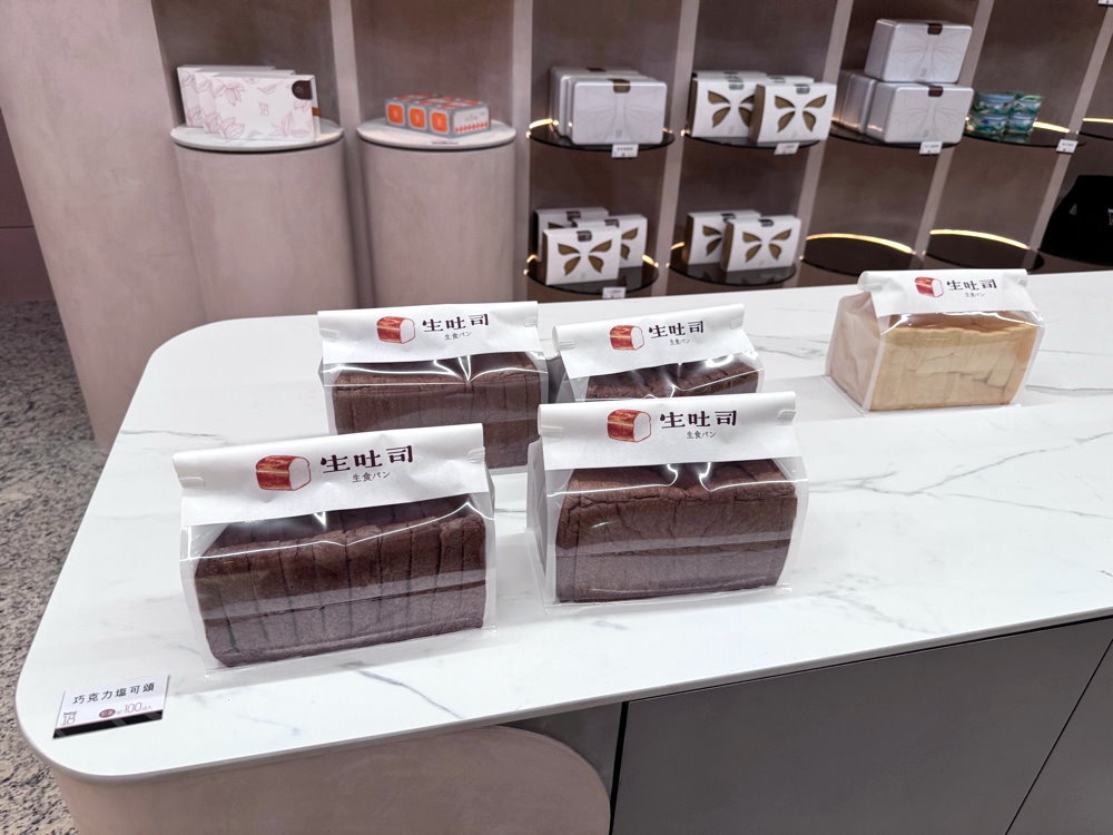 【Feeling18梧棲童綜合店】南投人氣名店18度C巧克力工坊進駐海線,巧克力生吐司必買,台中梧棲美食推薦 @猴屁的異想世界 【Feeling18梧棲童綜合店】南投人氣名店18度C巧克力工坊進駐海線,巧克力生吐司必買,台中梧棲美食推薦 @猴屁的異想世界