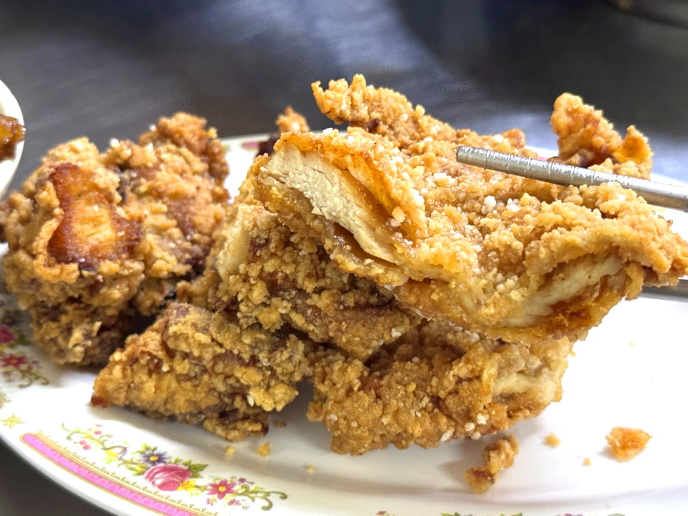【三五元小吃店】台中沙鹿美食推薦，在地人氣小吃必點排骨酥麵、滷肉飯與厚切炸雞排 @猴屁的異想世界
