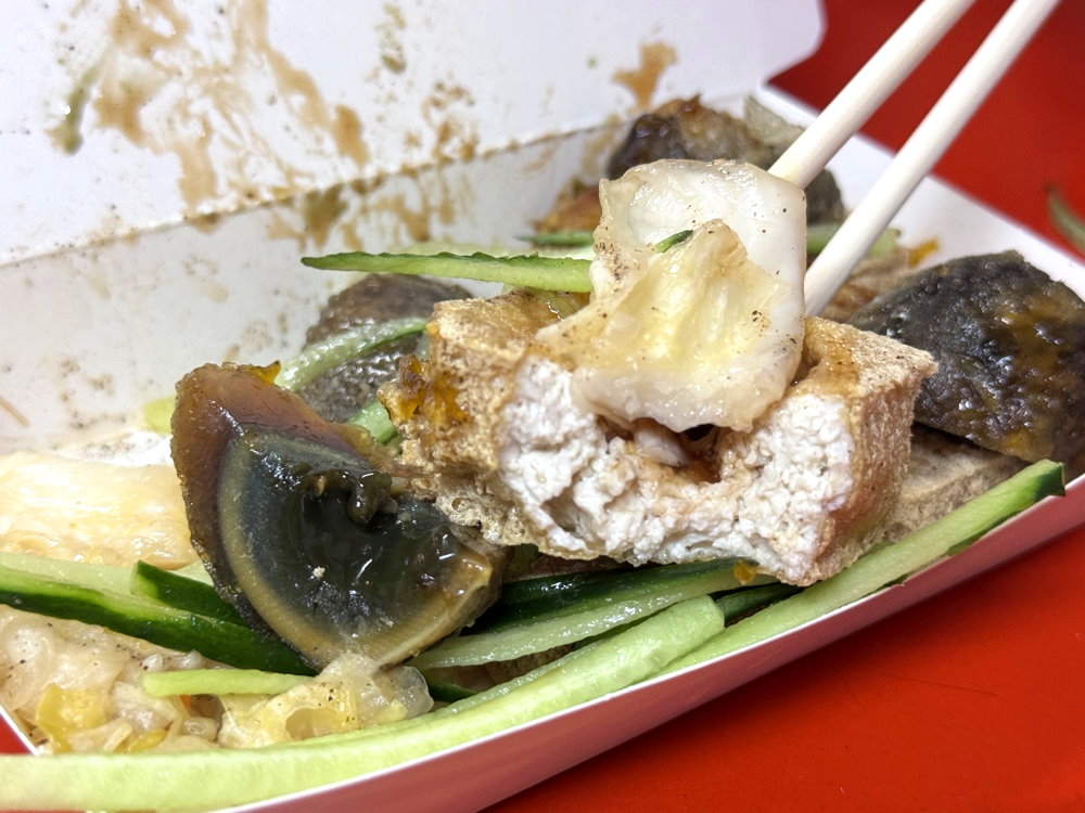 【榕星臭豆腐】台中北屯美食推薦,炸彈臭豆腐搭皮蛋超特別,樹下用餐在地人氣小吃 @猴屁的異想世界 【榕星臭豆腐】台中北屯美食推薦,炸彈臭豆腐搭皮蛋超特別,樹下用餐在地人氣小吃 @猴屁的異想世界