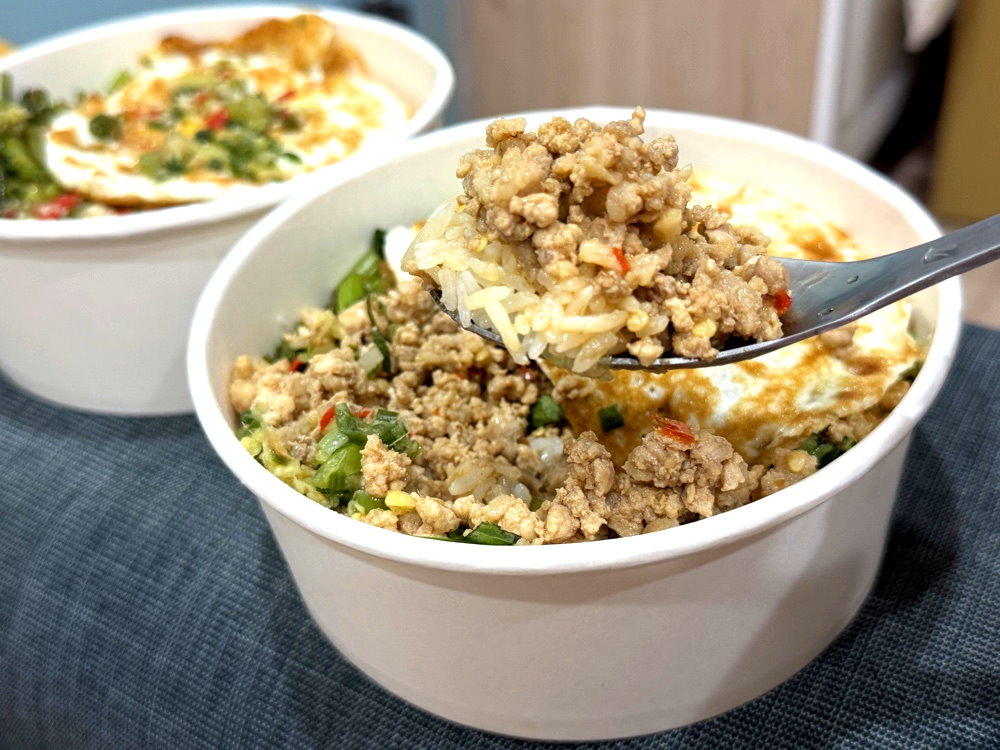 【老陳海南雞飯逢甲店】台中逢甲美食推薦,鮮嫩海南雞+打拋豬必點,內用雞高湯無限續 @猴屁的異想世界 【老陳海南雞飯逢甲店】台中逢甲美食推薦,鮮嫩海南雞+打拋豬必點,內用雞高湯無限續 @猴屁的異想世界