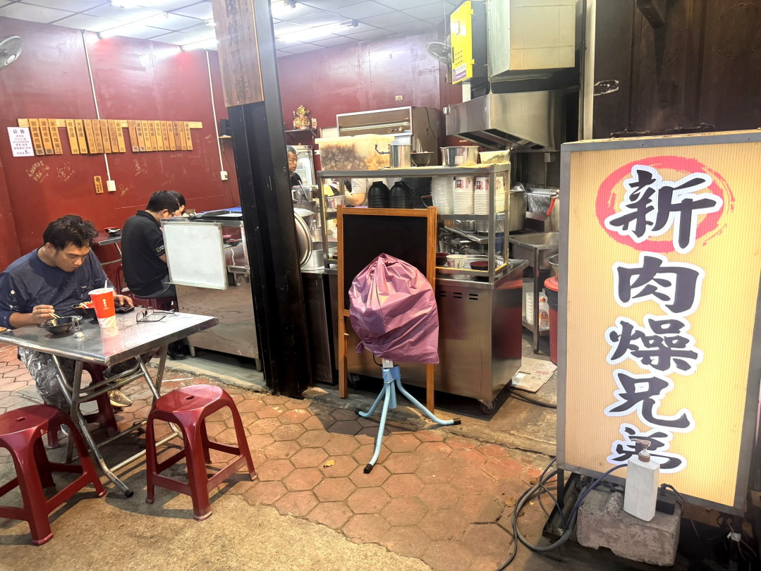 【肉燥兄弟】台中深夜美食,超銷魂爌肉飯,滷汁加酸菜絕配必吃人氣小吃,西屯美食推薦 @猴屁的異想世界 【肉燥兄弟】台中深夜美食,超銷魂爌肉飯,滷汁加酸菜絕配必吃人氣小吃,西屯美食推薦 @猴屁的異想世界