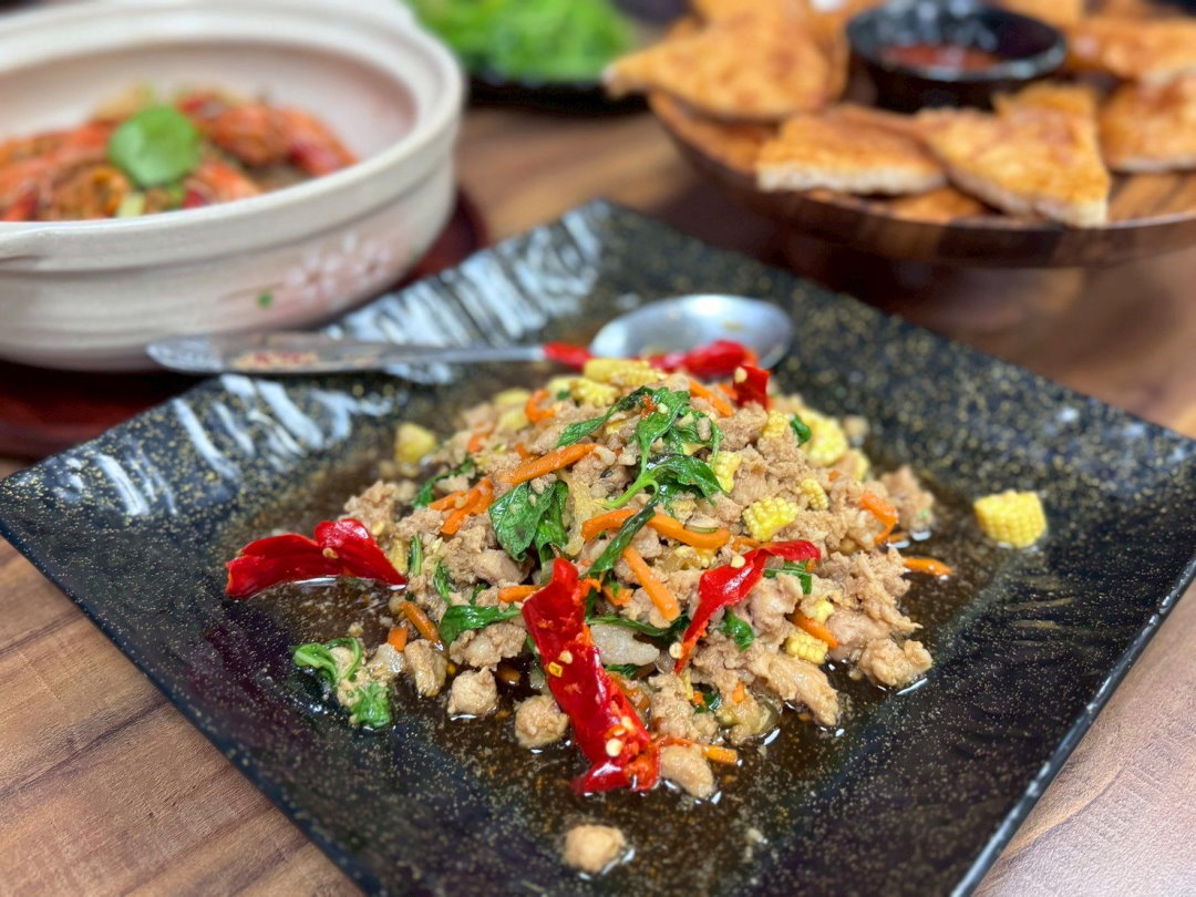 【泰小吃店】三重美食推薦，大同北路人氣平價泰式料理，月亮蝦餅＋打拋豬必吃 @猴屁的異想世界