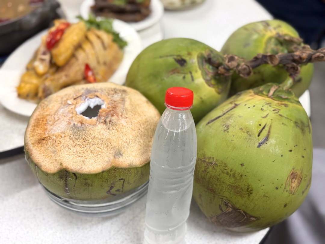 【廣式養生功夫雞】台中南屯美食推薦，隱藏版椰子雞湯超鮮甜，白切雞皮Q肉嫩必吃 @猴屁的異想世界