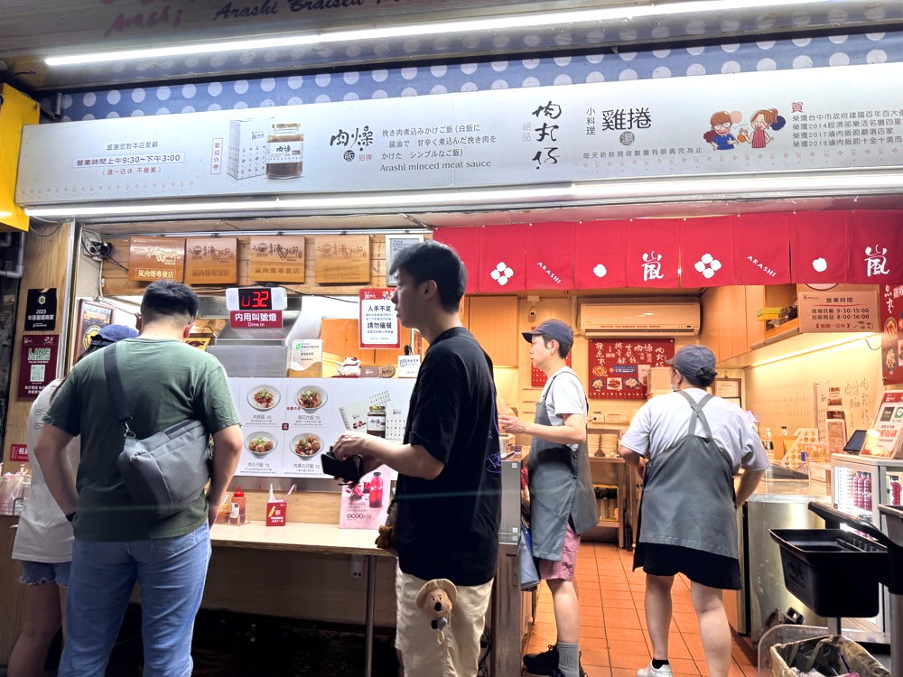 【嵐肉燥專賣店】台中第二市場美食推薦，排隊必吃肉燥飯，梅花肉飯＋意麵人氣必點 @猴屁的異想世界