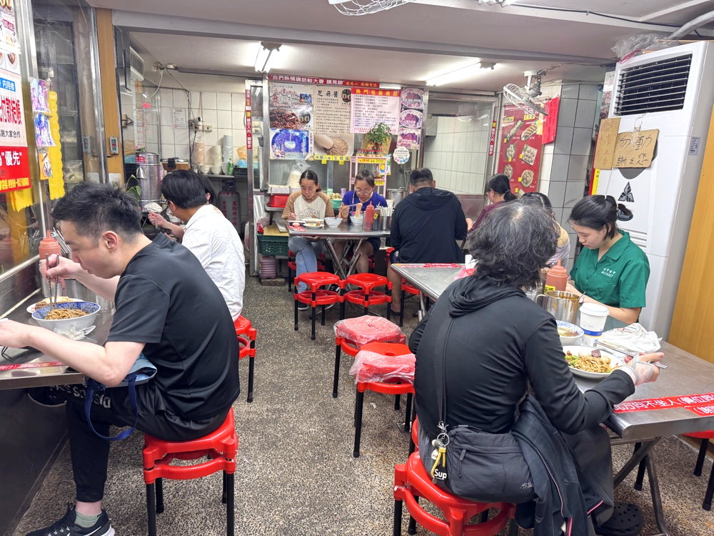 【立偉麵食】台中第二市場美食推薦,一麵三吃超滿足,麻醬隨你加,蝦仁羹料多爆滿必吃 @猴屁的異想世界 【立偉麵食】台中第二市場美食推薦,一麵三吃超滿足,麻醬隨你加,蝦仁羹料多爆滿必吃 @猴屁的異想世界