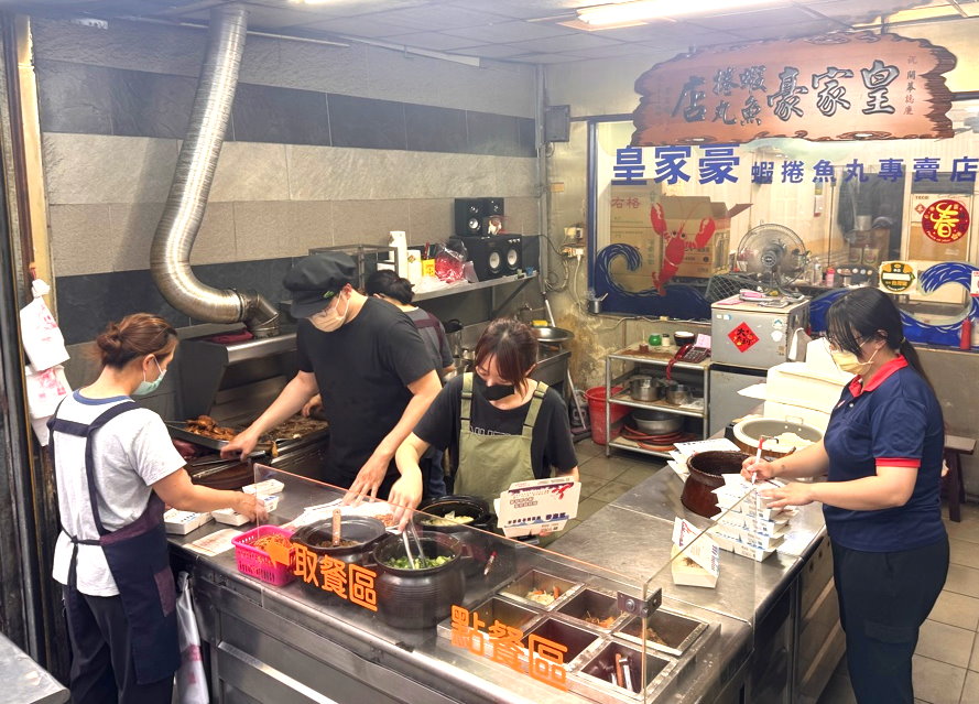 【皇家豪蝦捲排骨便當店】台中西屯逢甲美食推薦，蝦捲炸雞腿一次滿足，高CP值必吃便當 @猴屁的異想世界