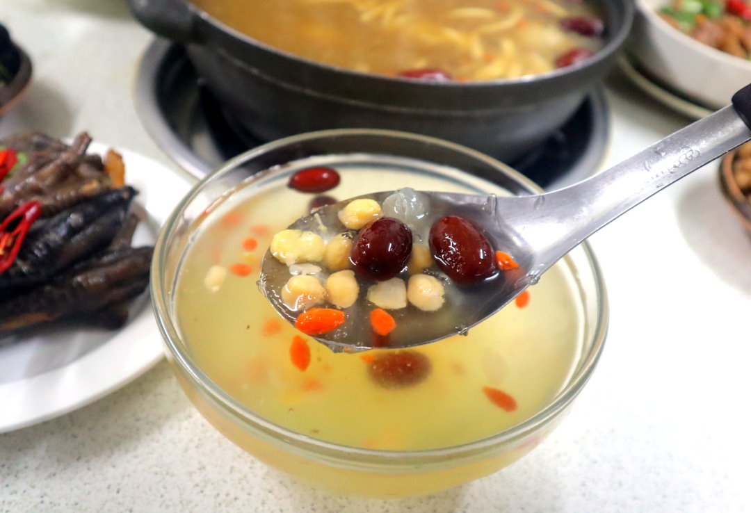 【廣式養生功夫雞】台中南屯美食推薦，隱藏版椰子雞湯超鮮甜，白切雞皮Q肉嫩必吃 @猴屁的異想世界