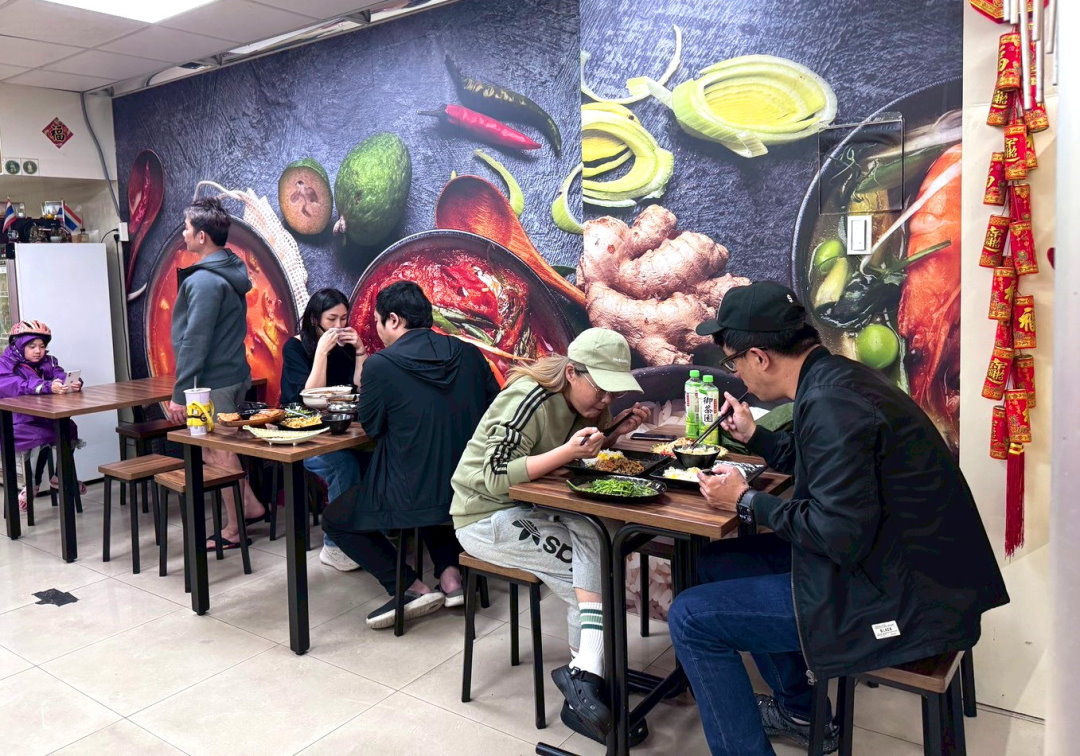 【泰小吃店】三重美食推薦，大同北路人氣平價泰式料理，月亮蝦餅＋打拋豬必吃 @猴屁的異想世界
