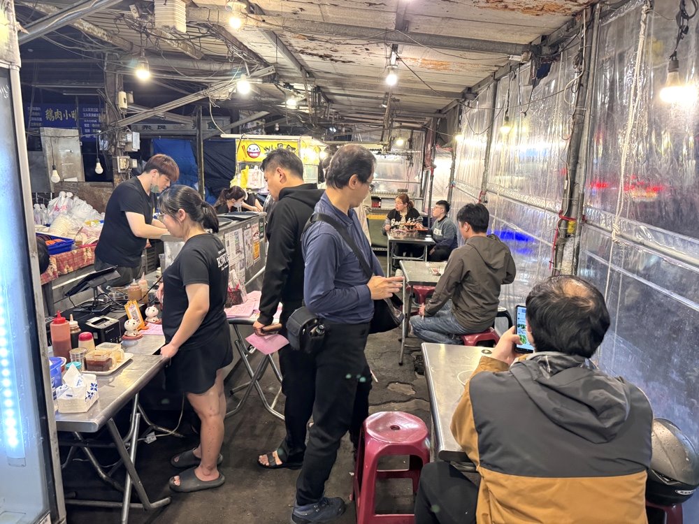 【魯讚魯肉飯】台中排隊必吃魯肉飯，爌肉超好吃，半熟蛋超邪惡，綜合湯高CP值，西屯宵夜推薦 @猴屁的異想世界