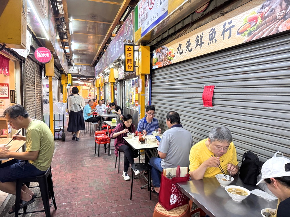 【嵐肉燥專賣店】台中第二市場美食推薦，排隊必吃肉燥飯，梅花肉飯＋意麵人氣必點 @猴屁的異想世界