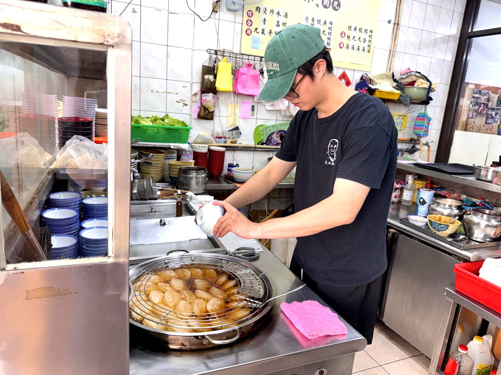 【茂川肉丸】台中百年老店米其林小吃，香菜自由加必吃肉丸配水晶餃，第二市場美食推薦 @猴屁的異想世界