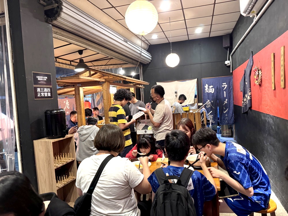【麵武嵐拉麵】深夜排隊拉麵推薦,營業到凌晨1點半,台中西屯路美食 @猴屁的異想世界 【麵武嵐拉麵】深夜排隊拉麵推薦,營業到凌晨1點半,台中西屯路美食 @猴屁的異想世界
